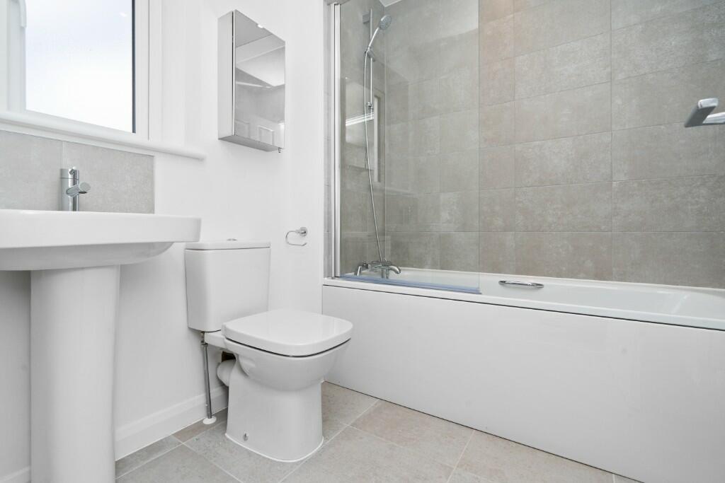 3 bed property in Eredine Crescent, Milton Keynes